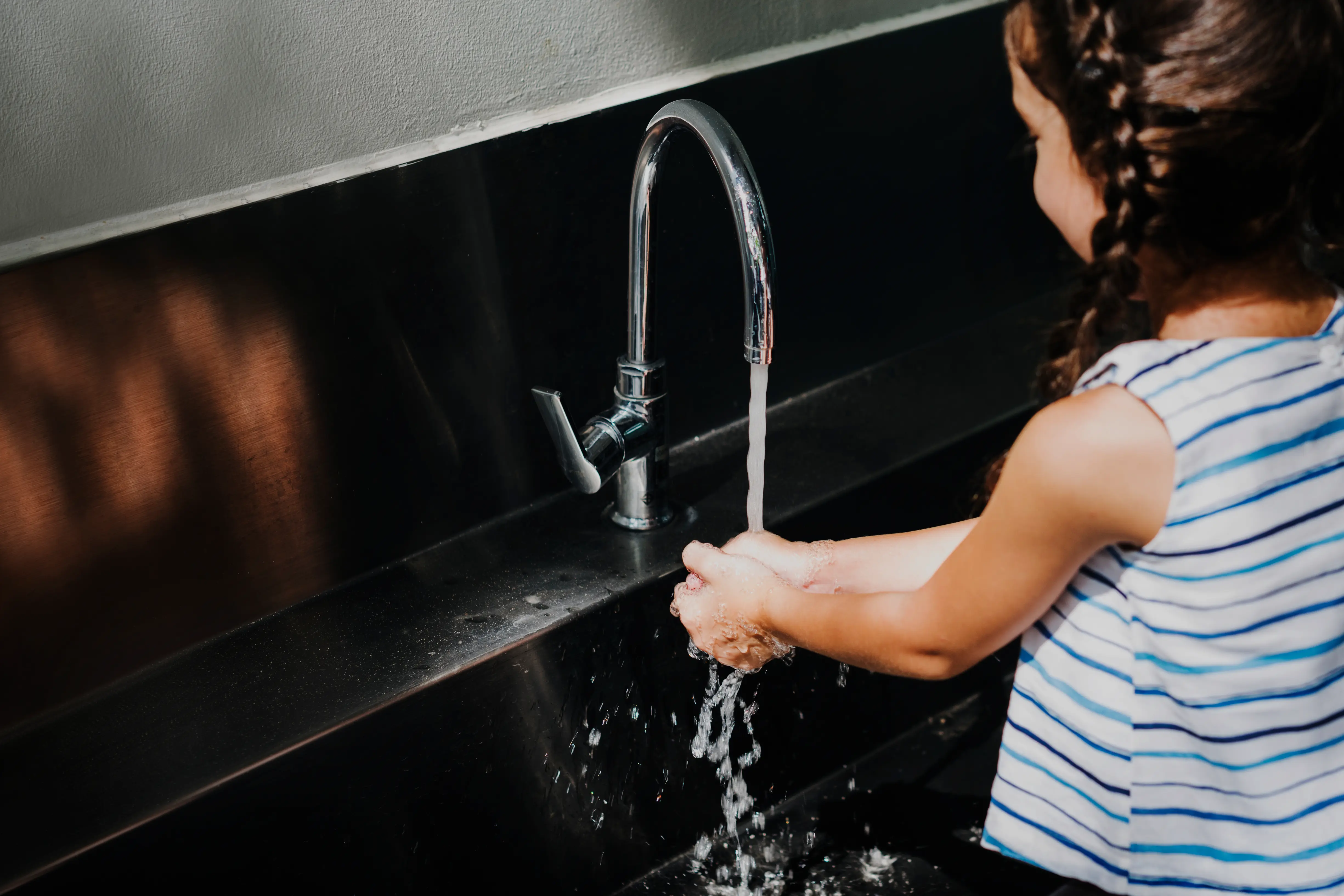 Grifo de cocina dispensando agua purificada por ósmosis inversa